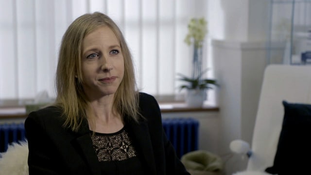 Eine Frau sitzt in einer Praxis. Eine Frau sitzt in einer Praxis.