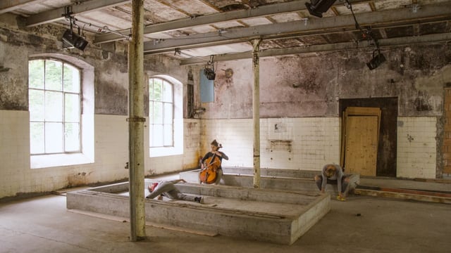 ehemalige Holzstofffabrik Rondchâtel mit Cellistin und Tänzerinnen ehemalige Holzstofffabrik Rondchâtel mit Cellistin und Tänzerinnen