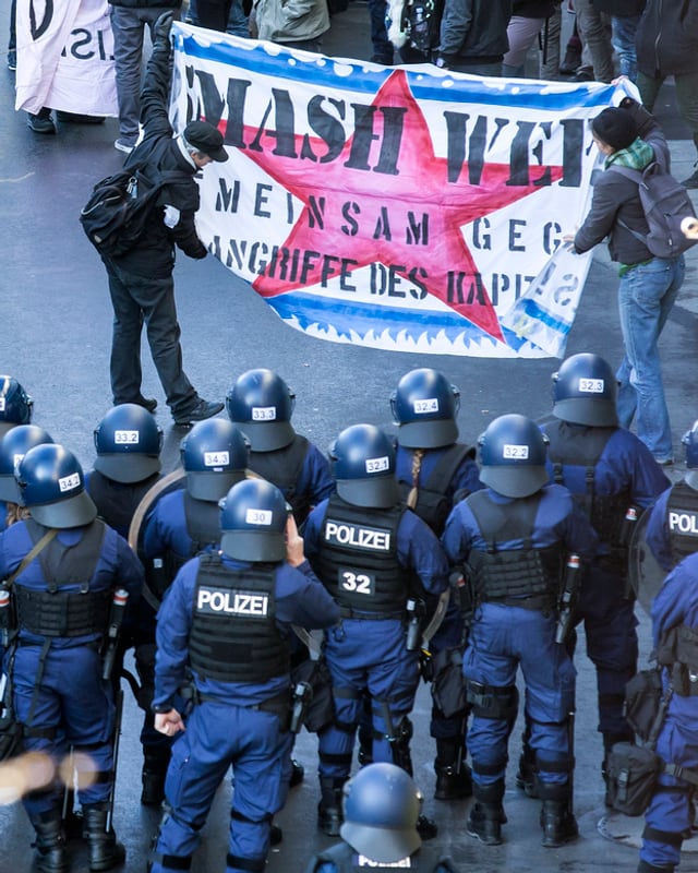 Policists e demonstrants durant la demonstraziun anti-WEF «Wipe Out WEF». Policists e demonstrants durant la demonstraziun anti-WEF «Wipe Out WEF».