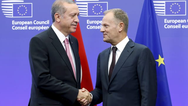 Der türkische Präsident Erdogan und EU-Ratspräsident Donald Tusk schütteln sich in Brüssel nach de, Flüchtlingsgipfel die Hand. (reuters) Der türkische Präsident Erdogan und EU-Ratspräsident Donald Tusk schütteln sich in Brüssel nach de, Flüchtlingsgipfel die Hand. (reuters)