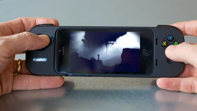 Ein iPhone steckt in der COntroller-Hülle Ein iPhone steckt in der COntroller-Hülle