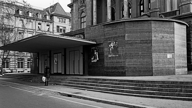 Der Stein des Anstosses der Bewegten: Verbarrikadierter Eingang vor dem Opernhaus Der Stein des Anstosses der Bewegten: Verbarrikadierter Eingang vor dem Opernhaus