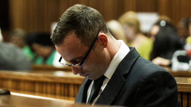 Pistorius sitzt vornübergebeugt auf der Anklagebank. Pistorius sitzt vornübergebeugt auf der Anklagebank.