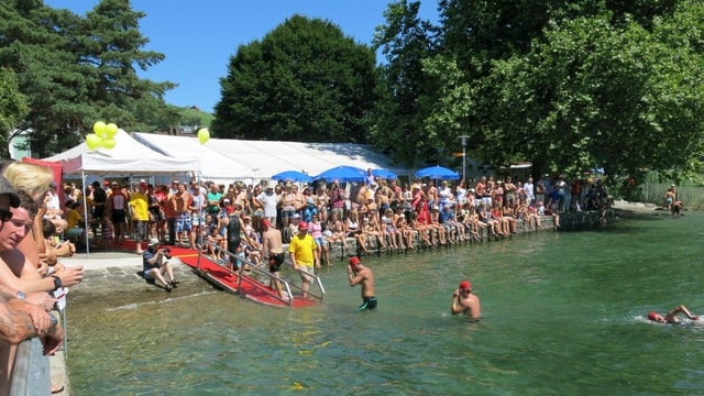 Schwimmer steigen aus dem See. Schwimmer steigen aus dem See.
