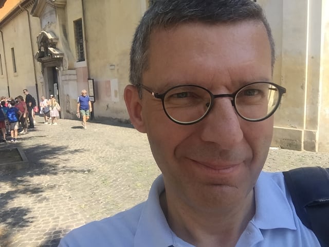 Franco Battel bei der Basilica di San Clemente, Teil des grossen – und teuren – historischen Erbes von Rom.) Franco Battel bei der Basilica di San Clemente, Teil des grossen – und teuren – historischen Erbes von Rom.)