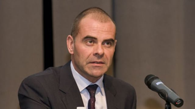 Der Direktor während einer Pressekonferenz. Der Direktor während einer Pressekonferenz.