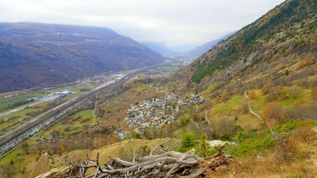 Blick von den Hängen ob Raron ins Rhonetal. Blick von den Hängen ob Raron ins Rhonetal.
