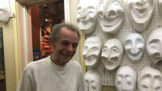 Hans Ledermann in seinem Atelier für Fasnachtsware Hans Ledermann in seinem Atelier für Fasnachtsware