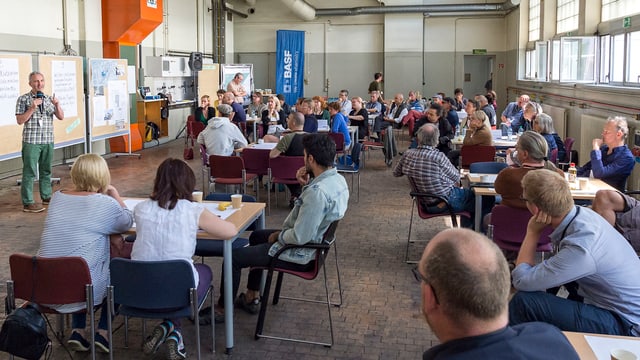 Viele Menschen in einer Halle Viele Menschen in einer Halle