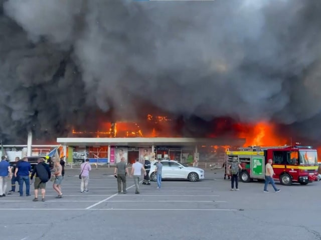 Einkaufszentrum steht in Flammen.