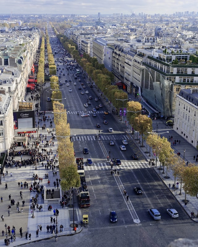 Blick vom Arc de Triomphe auf die Champs Elysées. Blick vom Arc de Triomphe auf die Champs Elysées.