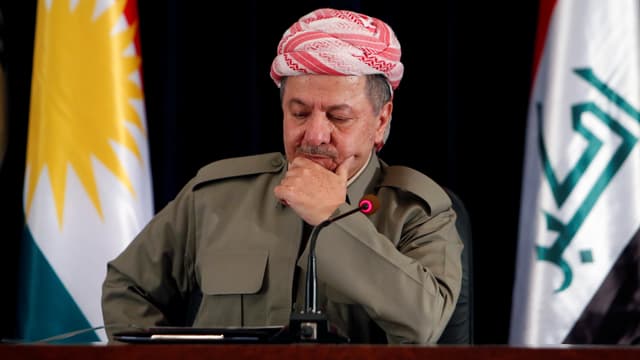 Barsani sitzt mit rot gemustertem Turban und in Uniform vor einem Mikrofon. Barsani sitzt mit rot gemustertem Turban und in Uniform vor einem Mikrofon.