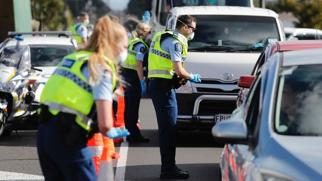 Polizistinnen und Polizisten kontrollieren Autofahrer in Auckland Polizistinnen und Polizisten kontrollieren Autofahrer in Auckland