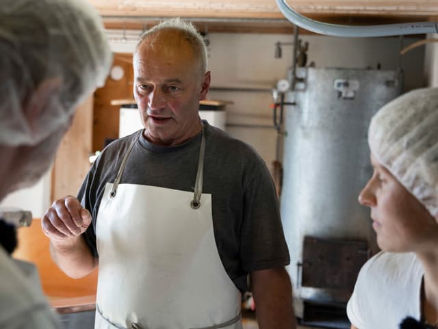 Älpler Christian Haueter in der Käserei der Alp Morgeten.