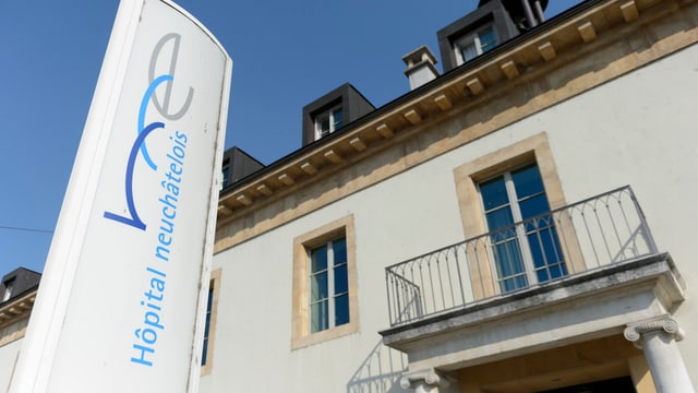 Der Eingang des Spitals von Neuenburg in Pourtalès Der Eingang des Spitals von Neuenburg in Pourtalès
