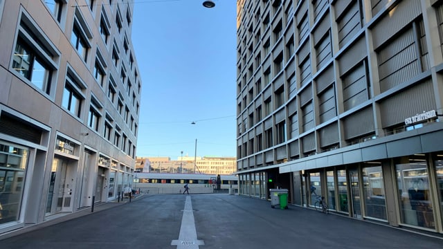 Ausgestorbene Strasse in der Europa-Allee. Ausgestorbene Strasse in der Europa-Allee.