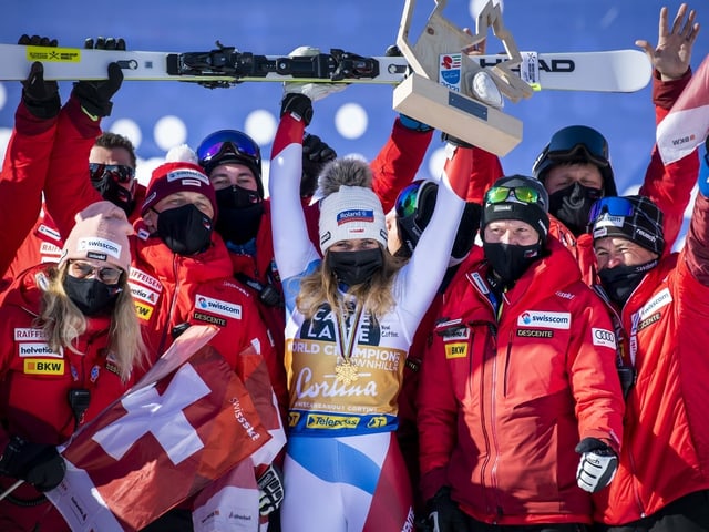 Corinne Suter jubelt mit ihrem Team