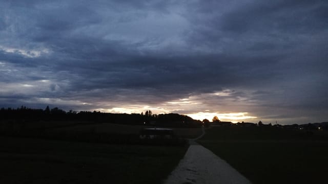Dunkle Wolken mit kleinen Lücken in der Wolkendecke. Dunkle Wolken mit kleinen Lücken in der Wolkendecke.