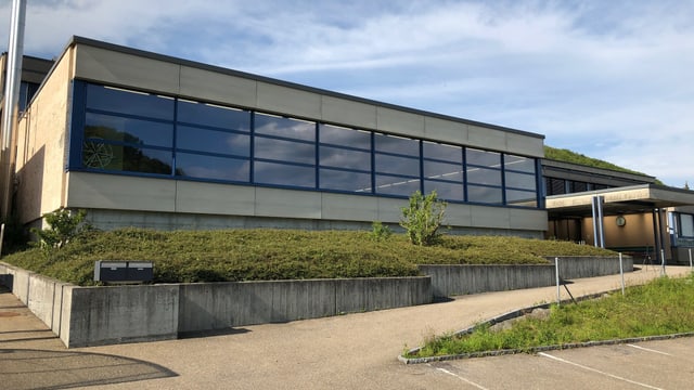 Schulhaus. Schulhaus.