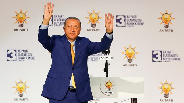 Erdogan mit erhobenen Händen. Erdogan mit erhobenen Händen.