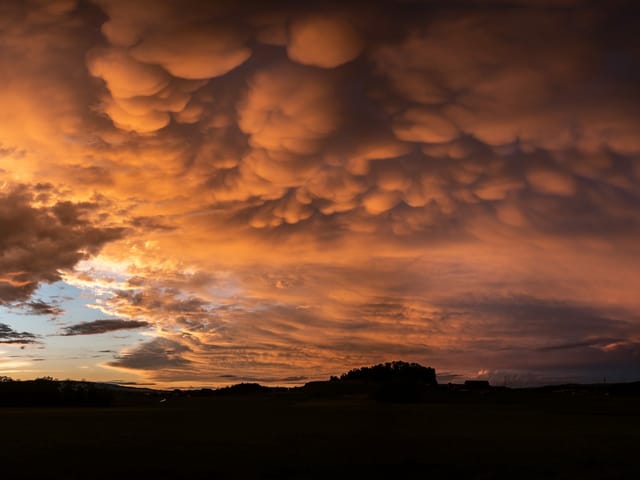 Beutelförmige Wolken im Abendlicht.