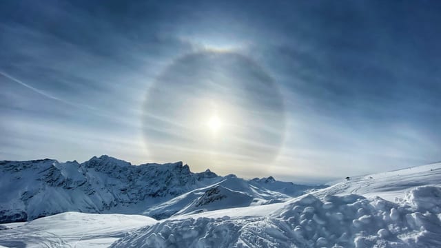 Am Samstag war es in Graubünden oft sonnig mit Schleierwolken, und auch da gab es einen Halo. Am Samstag war es in Graubünden oft sonnig mit Schleierwolken, und auch da gab es einen Halo.