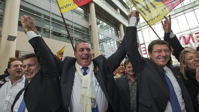 Eric Stauffer feiert mit anderen MCG-Politikern Eric Stauffer feiert mit anderen MCG-Politikern