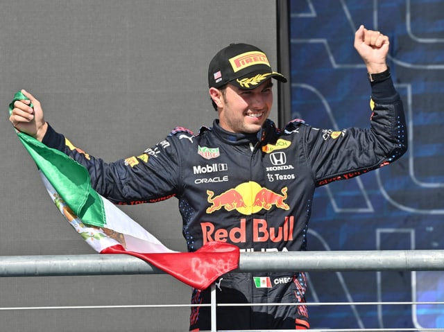 Sergio Perez jubelt auf dem Podest Sergio Perez jubelt auf dem Podest