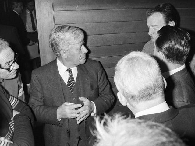 Der frühere deutsche Bundeskanzler Helmut Schmidt (Mitte) im Gespräch mit anderen Teilnehmern des European Management Symposium 1983.