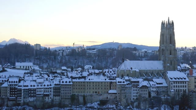 Das Freiburger Burgquartier mit der Kathedrale, Schnee auf den Dächern. Das Freiburger Burgquartier mit der Kathedrale, Schnee auf den Dächern.