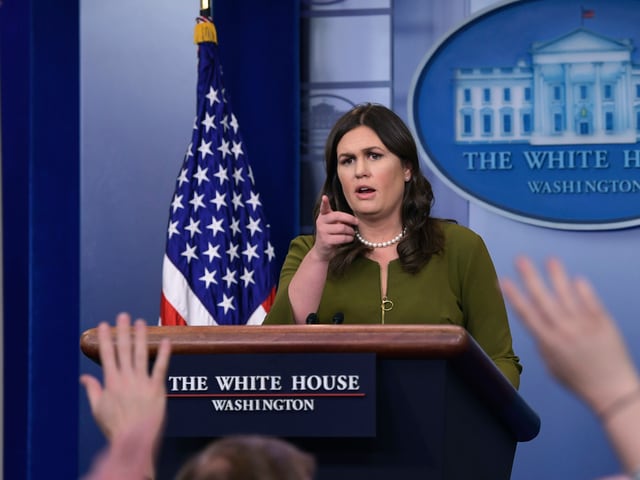 Sanders am Rednerpult. Sanders am Rednerpult.
