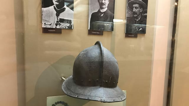 Stahlhelm hinter Glas Stahlhelm hinter Glas