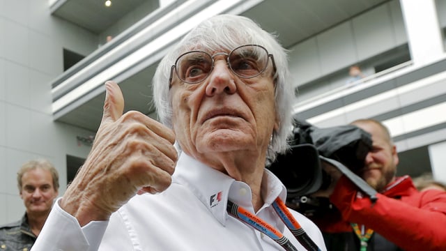 Bernie Ecclestone zeigt "Daumen hoch". Bernie Ecclestone zeigt "Daumen hoch".