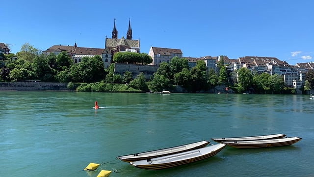 Blick über den Rhein zum Münster bei wolkenlosem Wetter. Blick über den Rhein zum Münster bei wolkenlosem Wetter.