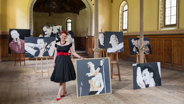 Bianca Geronimi im Ausstellungsraum, mit den Bildern des Leadsängers. Bianca Geronimi im Ausstellungsraum, mit den Bildern des Leadsängers.