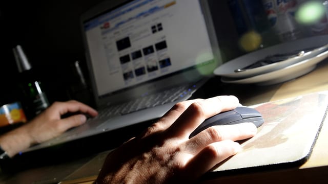 Ein Mann am Computer. (Symbolbild) Ein Mann am Computer. (Symbolbild)