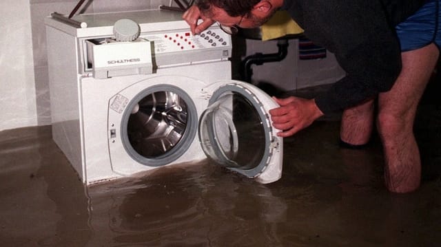Waschmaschine in Keller mit Hochwasser. Waschmaschine in Keller mit Hochwasser.