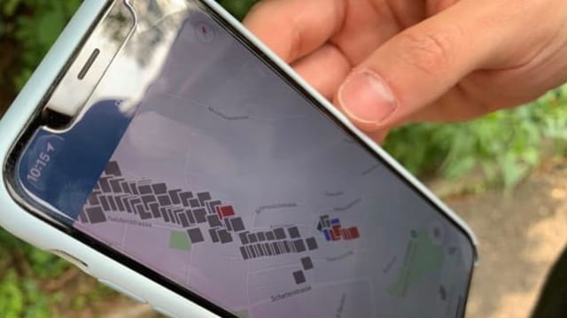 Mann hält Handy mit Wahl-App auf dem Bildschirm. Mann hält Handy mit Wahl-App auf dem Bildschirm.
