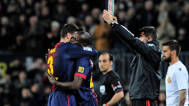 Eric Abidal wird in der 70. Minute für Gerard Piqué eingewechselt. Eric Abidal wird in der 70. Minute für Gerard Piqué eingewechselt.