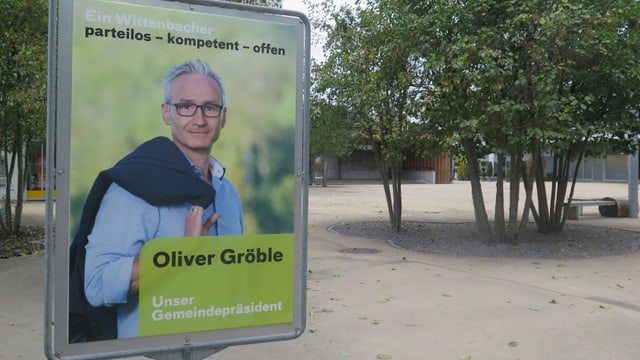 Wahlplakat von Oliver Gröble mit Bäumen und Platz im Hintergrund Wahlplakat von Oliver Gröble mit Bäumen und Platz im Hintergrund
