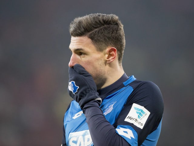 Fabian Schär hält die Hand vor den Mund