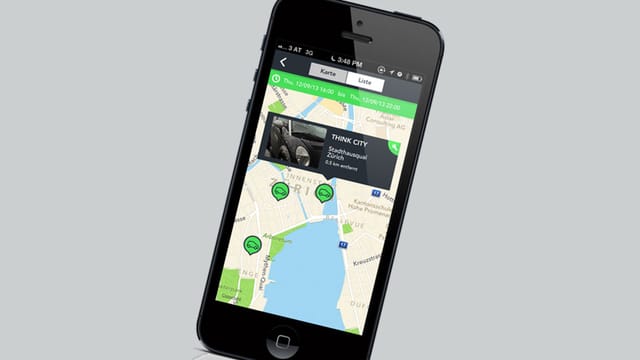iPhone mit Stadtplan und Markierungen auf dem Bildschirm. iPhone mit Stadtplan und Markierungen auf dem Bildschirm.