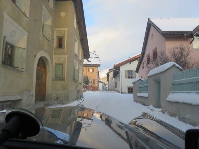 Ein verschneites Dorf im Engadin.