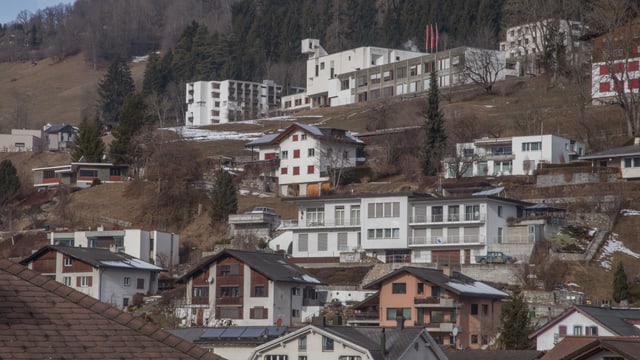 La claustra da Glion e las chasas giusut. La claustra da Glion e las chasas giusut.