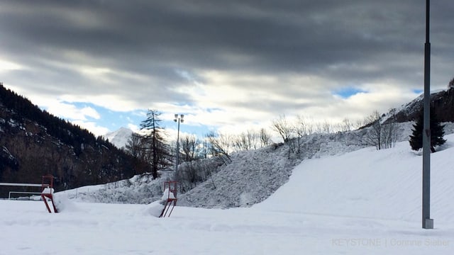 Schwarzer Schnee auf einem Feld. Schwarzer Schnee auf einem Feld.