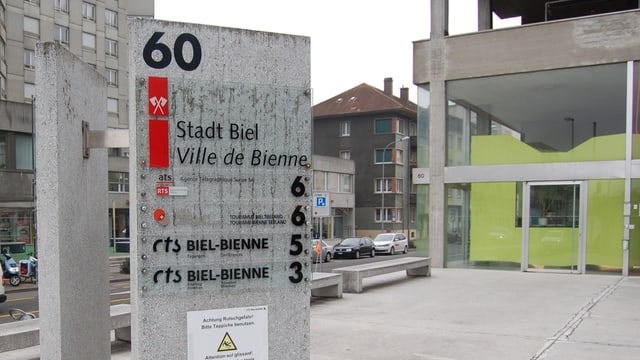 Tafel der CTS SA vor dem Bieler Kongresshaus-Hochhaus. Tafel der CTS SA vor dem Bieler Kongresshaus-Hochhaus.