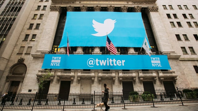 Twitter-Banner an der Fassade der Börse in New York. Twitter-Banner an der Fassade der Börse in New York.