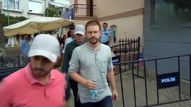 Der deutsche Menschenrechtler Peter Steudtner wird von der türkischen Polizei abgeführt. Der deutsche Menschenrechtler Peter Steudtner wird von der türkischen Polizei abgeführt.
