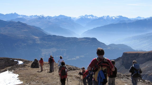 Wanderer auf einem Gratweg, super Aussicht auf die Bergwelt. Wanderer auf einem Gratweg, super Aussicht auf die Bergwelt.