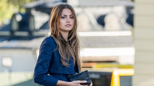 Milena trägt die lange, hellbraunen Haare offen. Gekleidet ist sie in ein royalblaues Deux-Pièces mit passender Clutch. Milena trägt die lange, hellbraunen Haare offen. Gekleidet ist sie in ein royalblaues Deux-Pièces mit passender Clutch.